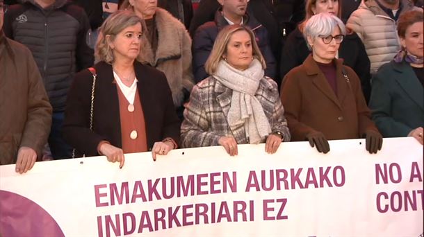 Dozenaka lagun bildu dira Barakaldon 84 urteko emakumearen hilketa matxista salatzeko Dozenaka lagun bildu dira Barakaldon 84 urteko emakumearen hilketa matxista salatzeko