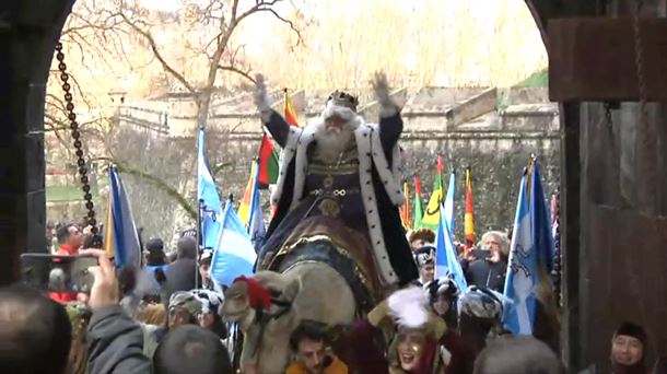 Kolorez, magiaz eta ilusioz bete dituzte euskal hiriburuetako kaleak Errege Magoek Kolorez, magiaz eta ilusioz bete dituzte euskal hiriburuetako kaleak Errege Magoek