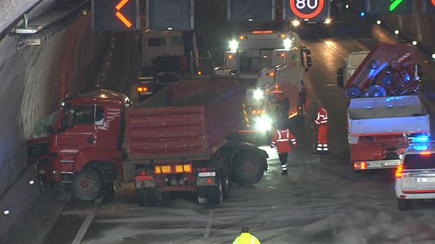 Istripua izan duten kamioietako bat. EITB Mediaren bideo batetik ateratako irudia. Istripua izan duten kamioietako bat. EITB Mediaren bideo batetik ateratako irudia.