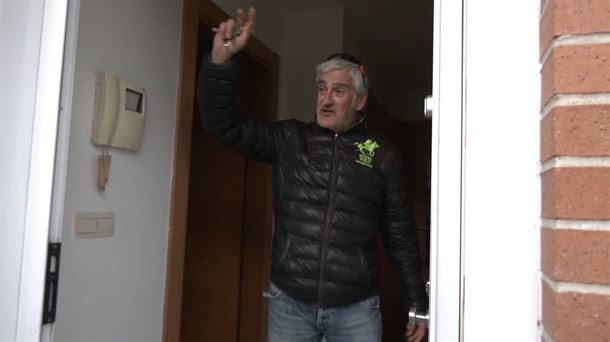 Bizilagun bat bere etxean sartzen. EITB Mediaren bideo batetik ateratako irudia. Bizilagun bat bere etxean sartzen. EITB Mediaren bideo batetik ateratako irudia.