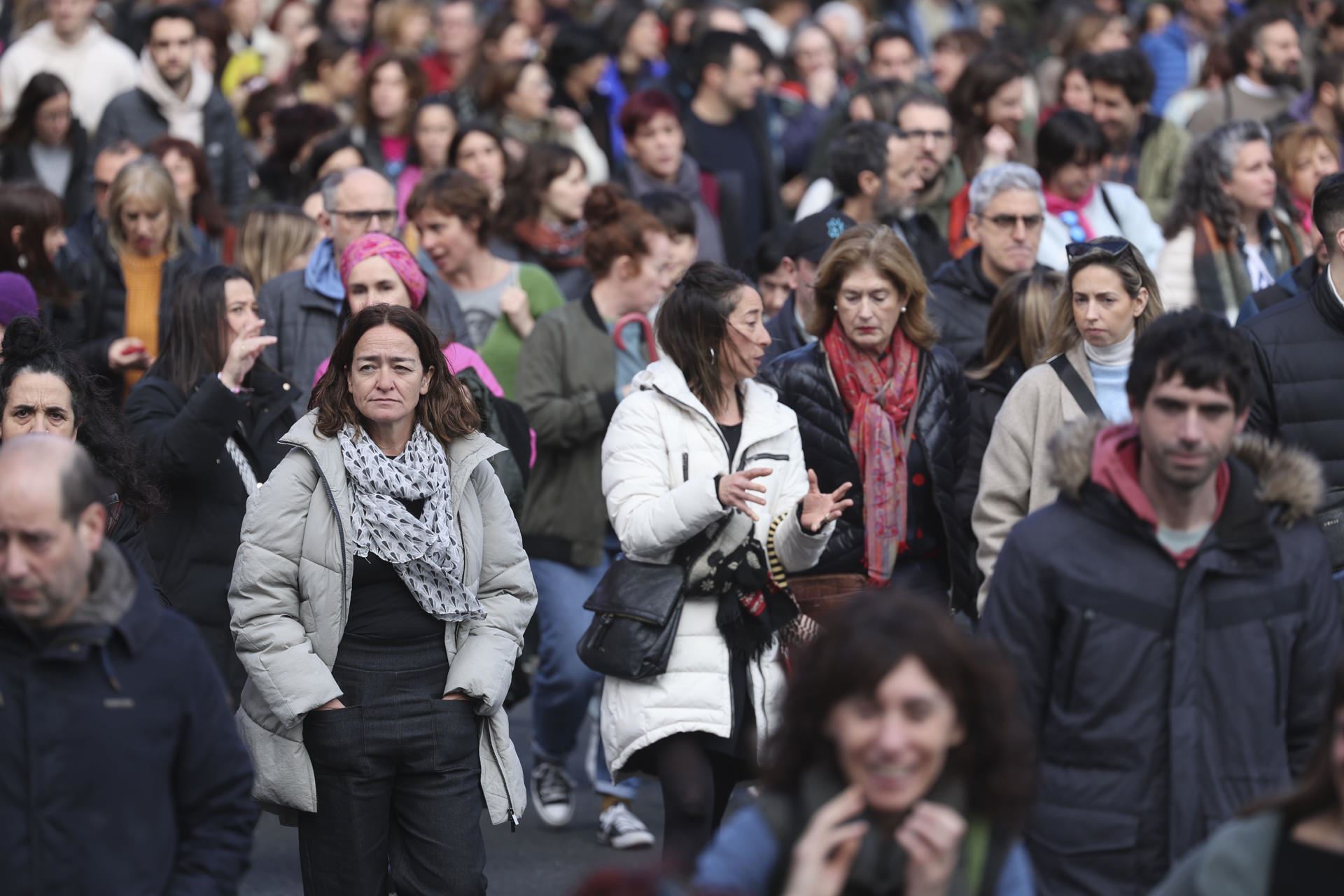 Dozenaka irakasle, Bizkaiko hiriburuko manifestazioan. EFE Dozenaka irakasle, Bizkaiko hiriburuko manifestazioan. EFE