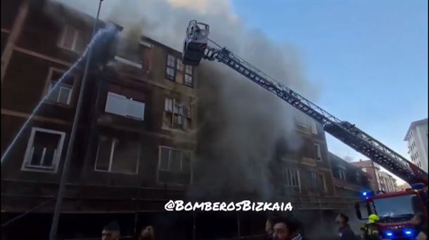 El edificio afectado. Imagen obtenida de un vídeo de @BomberosBizkaia. El edificio afectado. Imagen obtenida de un vídeo de @BomberosBizkaia.