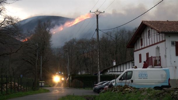 Incendio en Biriatou. Imagen extraída de un vídeo de EITB Media. Incendio en Biriatou. Imagen extraída de un vídeo de EITB Media.