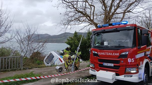 Autobús accidentado. Foto: Bomberos y bomberas de Bizkaia Autobús accidentado. Foto: Bomberos y bomberas de Bizkaia