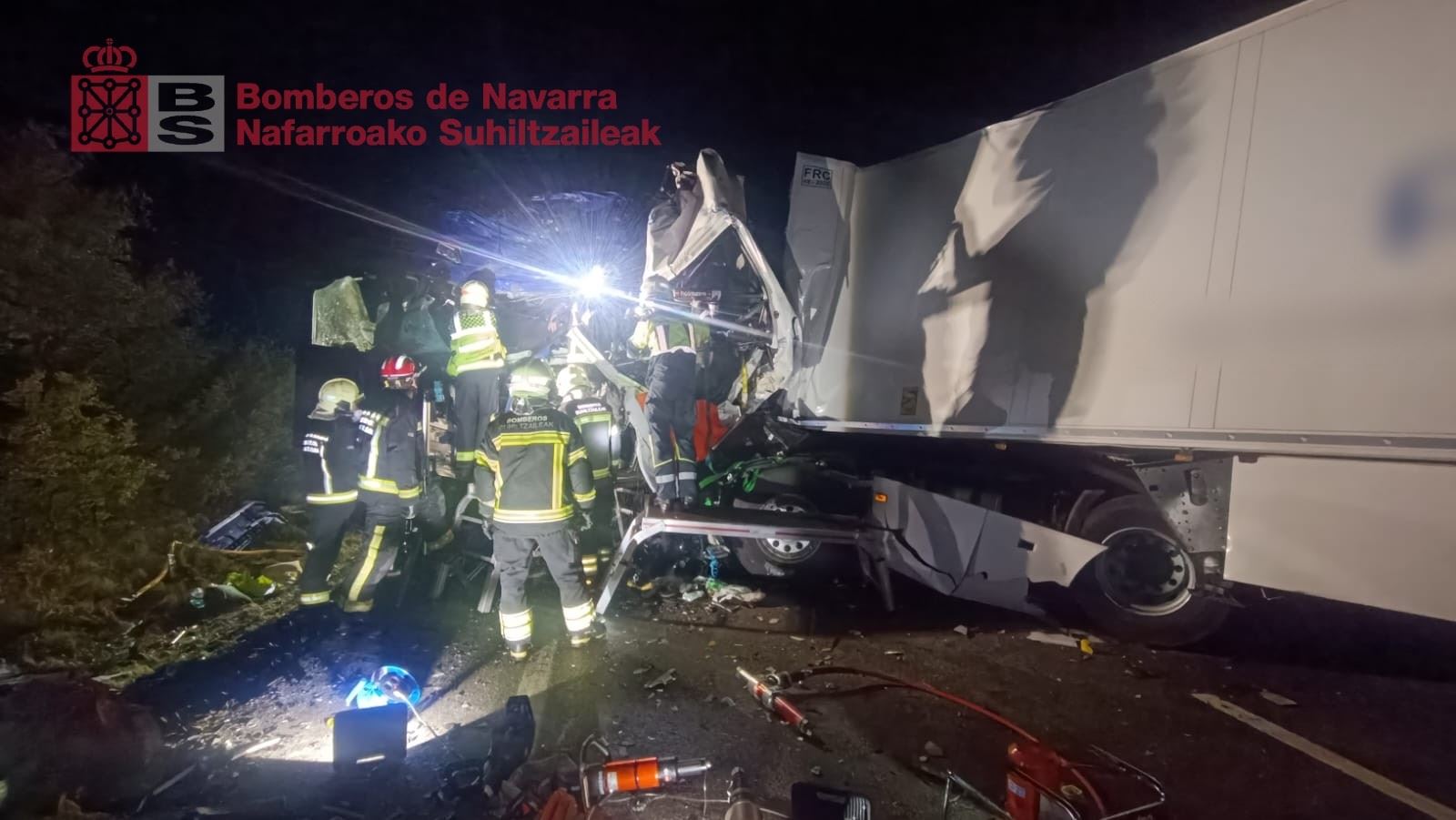 Suhiltzaileak lanean, hildakoak kamioietako baten kabinatik atera nahian. Argazkia: Nafarroako suhiltzaileak Suhiltzaileak lanean, hildakoak kamioietako baten kabinatik atera nahian. Argazkia: Nafarroako suhiltzaileak