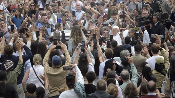Frantzisko aita santua atzo, 'papamobilarekin' San Pedro plaza zeharkatzen. Argazkia: EFE'. Foto: EuropaPress Frantzisko aita santua atzo, 'papamobilarekin' San Pedro plaza zeharkatzen. Argazkia: EFE'. Foto: EuropaPress