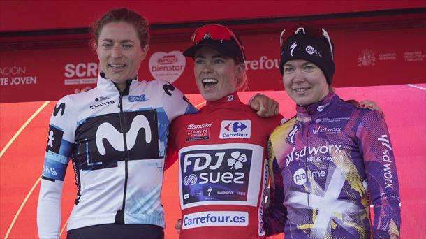 Marlen Reusser, Demi Vollering eta Anna van der Breggen. EFE Marlen Reusser, Demi Vollering eta Anna van der Breggen. EFE
