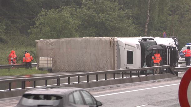 El camión accidentado. Imagen obtenida de un vídeo de EITB Media. El camión accidentado. Imagen obtenida de un vídeo de EITB Media.