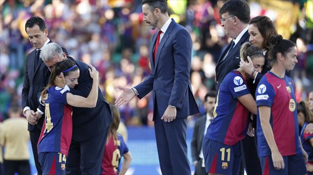 Joan Laporta abraza a Aitana Bonmatí. EFE Joan Laporta abraza a Aitana Bonmatí. EFE