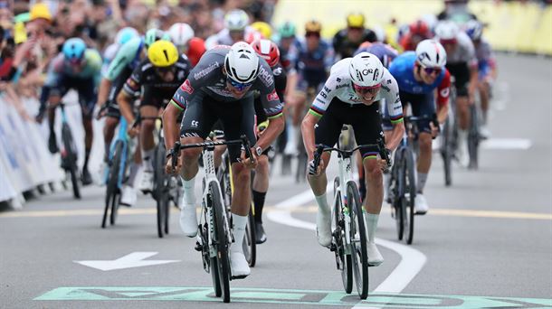 Mathieu van der Poel y Tadej Pogacar durante el esprint final. Foto: EFE Mathieu van der Poel y Tadej Pogacar durante el esprint final. Foto: EFE