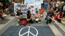 Protesta pacífica de los 'indignados' frente al Parlamento de Valencia