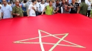 Varios marroquíes toman parte en una protesta demandando reformas políticas en Casablanca