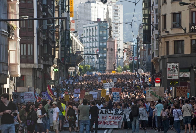 Miles de 'indignados' toman a las calles de las capitales vascas