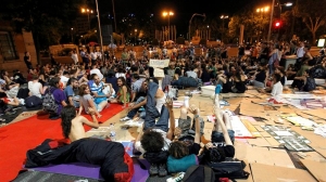 Varios cientos de 'indignados' han pasado la noche en las cercanías del Congreso. EFE