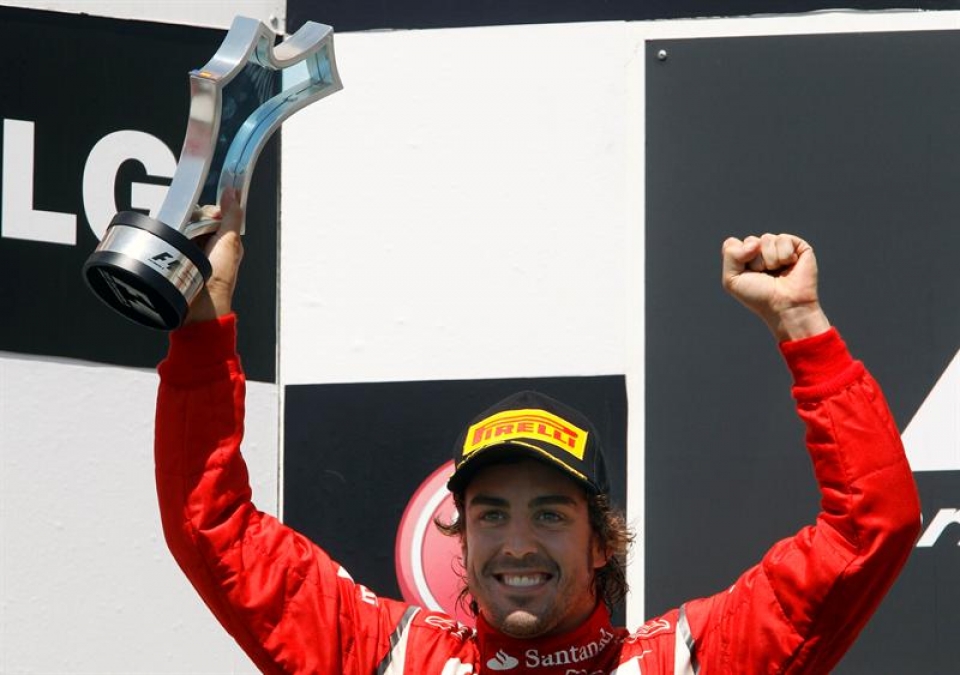 Europako S.N.: Fernando Alonso Valentzian lortutako bigarren postua ospatzen. Argazkia: EFE