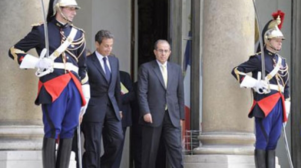 N. Sarkozy recevant le 28 juin 2011 à l'Elysée le représentant du Conseil National de Libye (EFE)
