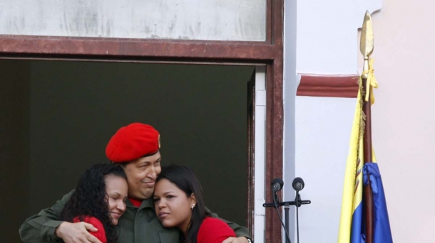 Hugo Chávez abraza a sus hijas en el balcón del Palacio de Miraflores. Foto: EFE
