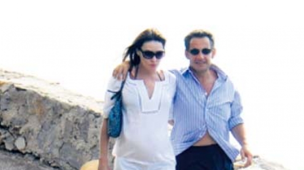 Carla Bruni luce embarazo en la Costa Azul. Foto: Cordon Press