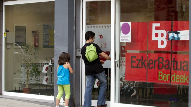 Un hombre entra en la sede de EB de Vitoria-Gasteiz