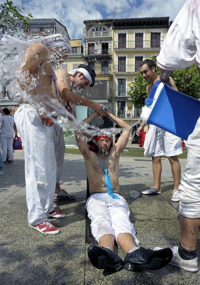 Jendea, beroari aurre egiteko ahaleginetan. Irudia: EFE