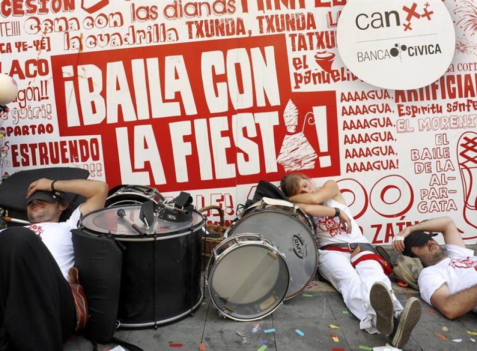 Musika-talde bat, atseden hartu nahian. Irudia: EFE