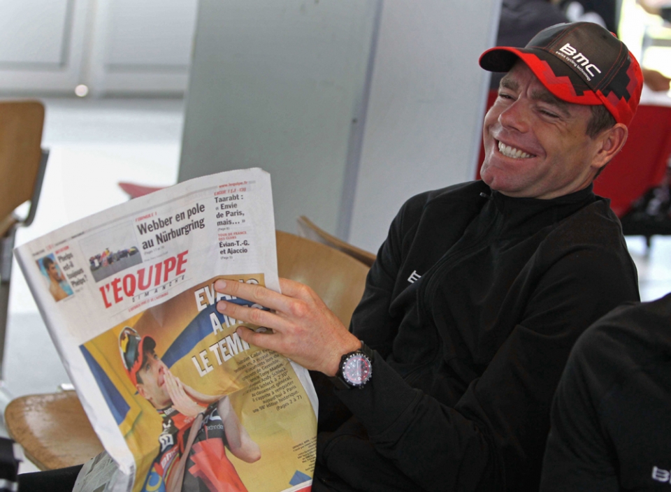 Cadel Evans, egunkari bat irakurtzen. Argazkia: EFE