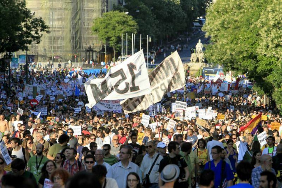 Los 'indignados' se manifiestan bajo el lema "No es una crisis, es el sistema". Foto:EFE