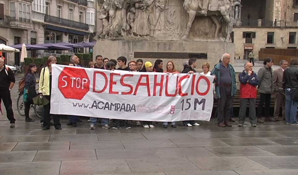 Los 'indignados' de Gasteiz se han reunido en la Plaza de la Virgen Blanca. Foto: EITB