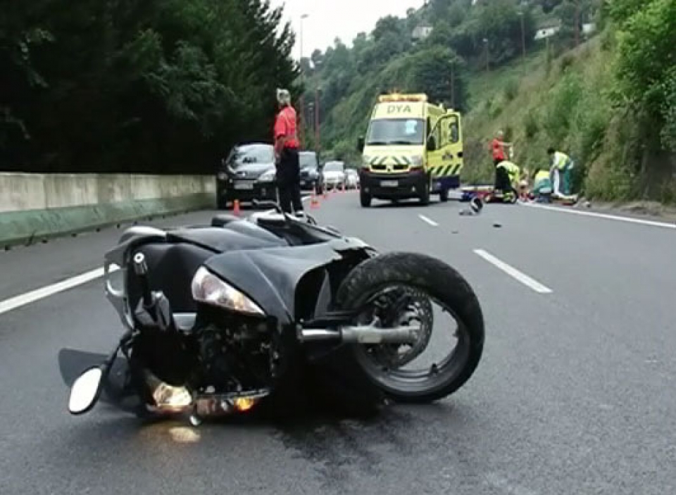 Instantánea de la moto accidentada. Foto: EITB