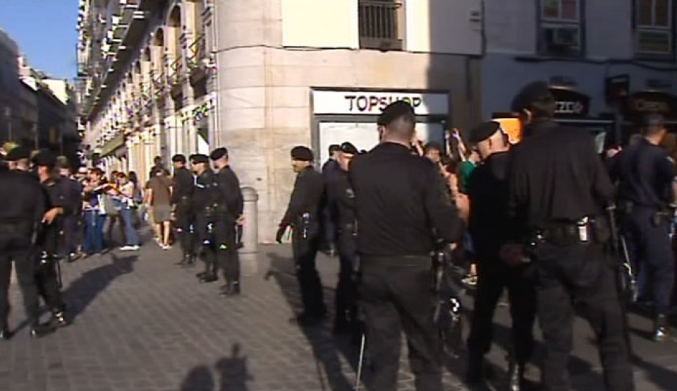 Los agentes de la Policía han precintado la plaza del Sol. Foto: EITB