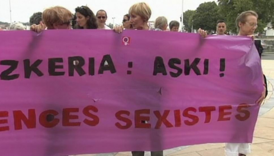 Sexu-erasoen aurka Baionan egindako manifestaldiaren irudia.