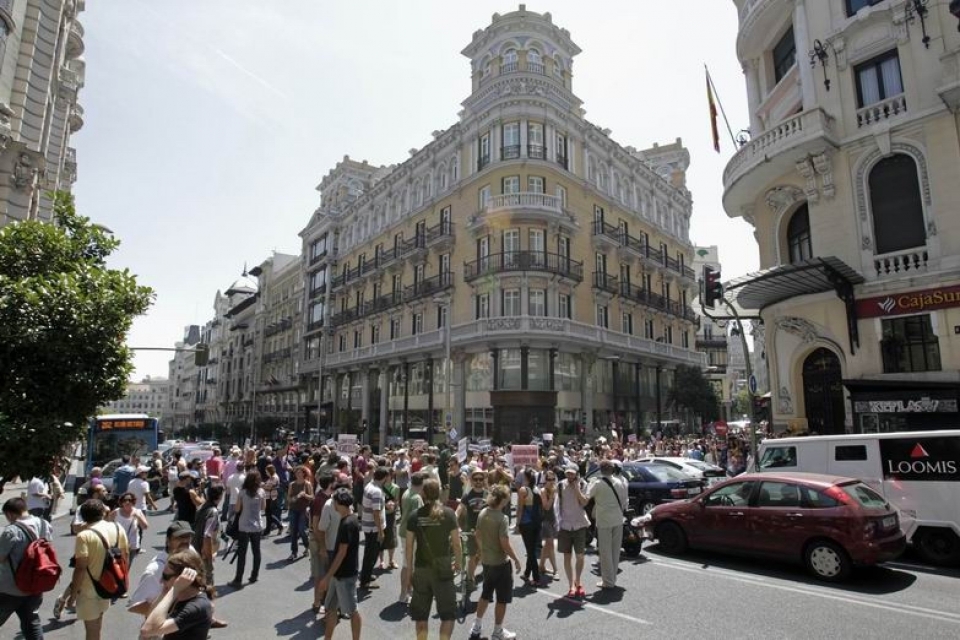 Los indignados cortan la circulación de la Gran Vía madrileña. EFE