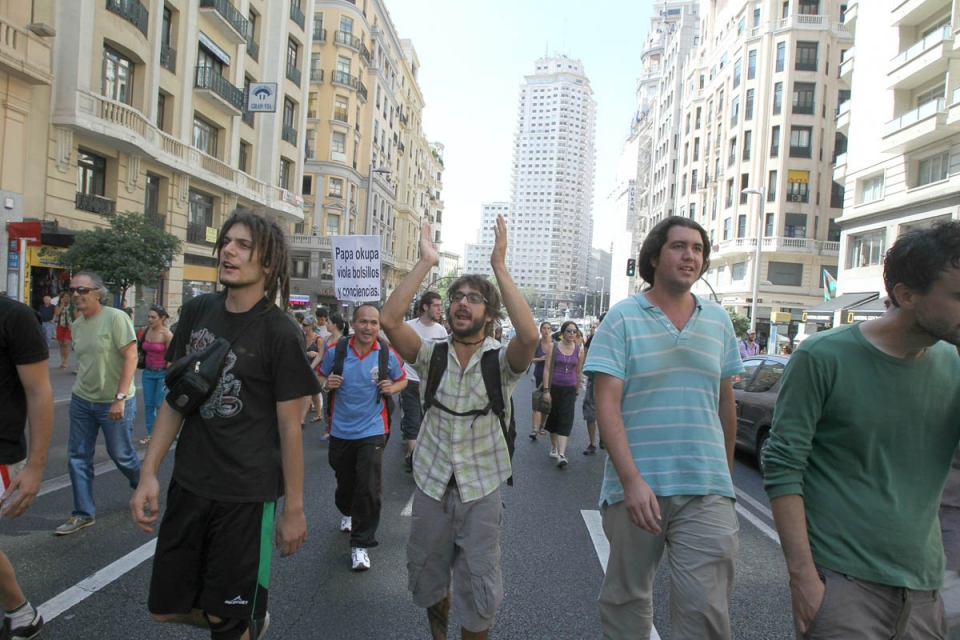 Los indignados cortan la circulación de la Gran Vía madrileña. EFE