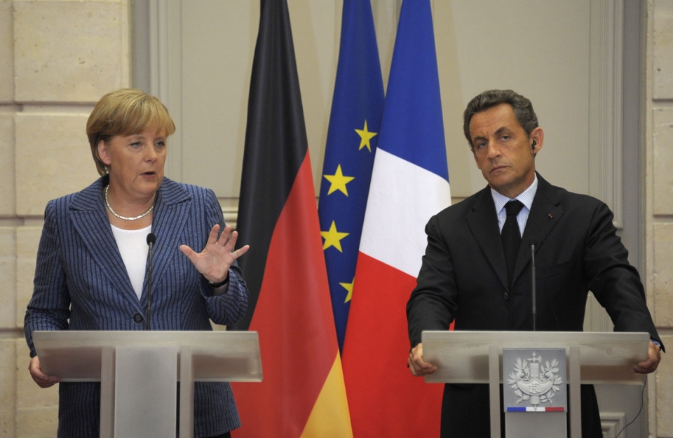 Sarkozy y Merkel se rúnen para debatir la gestión de la crisis