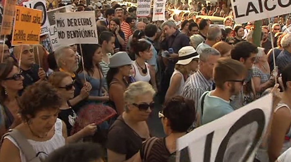 La manifestación laica reúne a miles de personas en Madrid