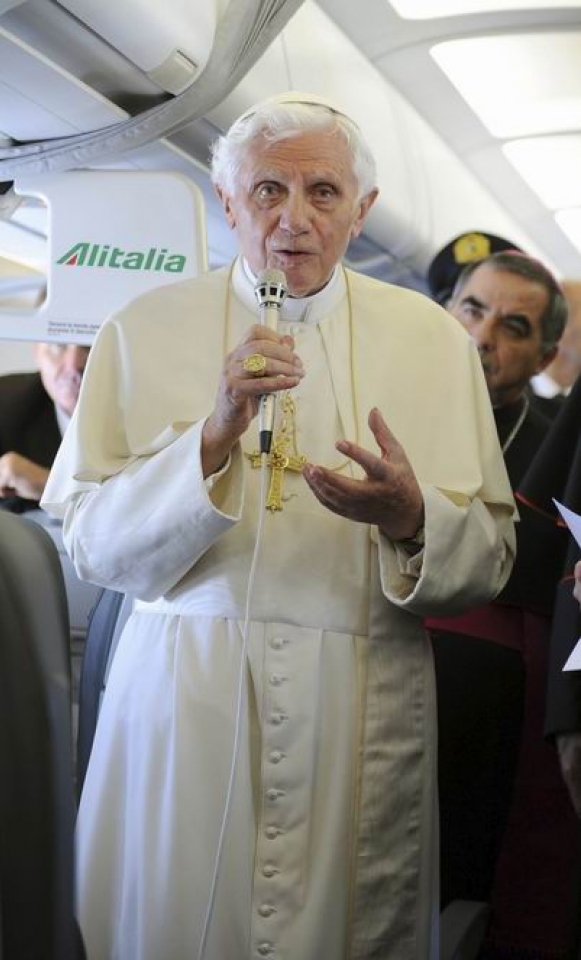 El Papa da un discurso antes de salir del avión a los periodistas que le acompañan en el viaje. Foto: EFE