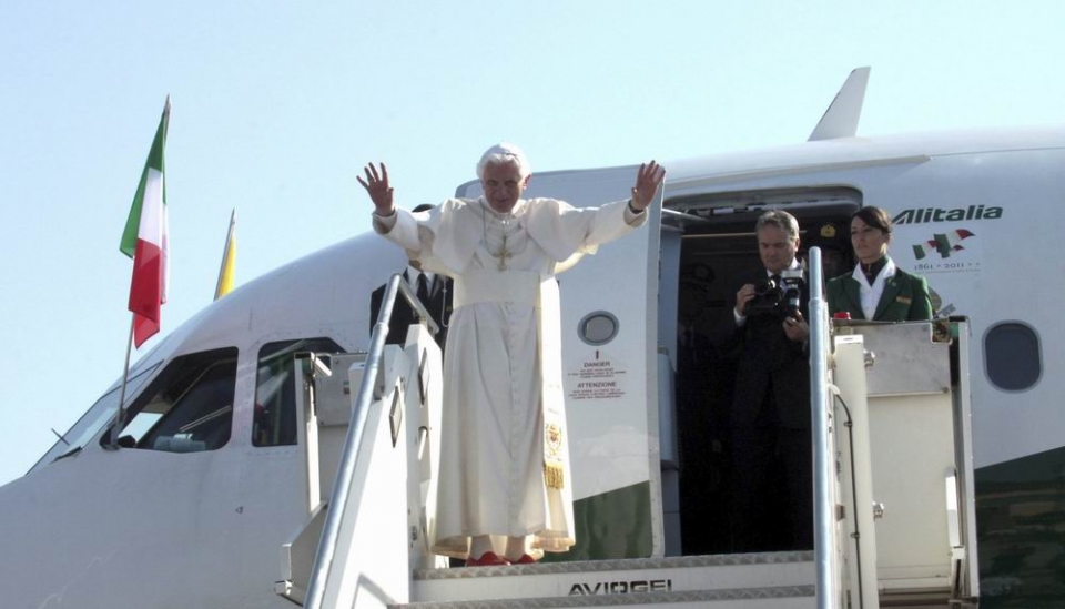 El Papa saluda a su llegada a Madrid. Foto: EFE