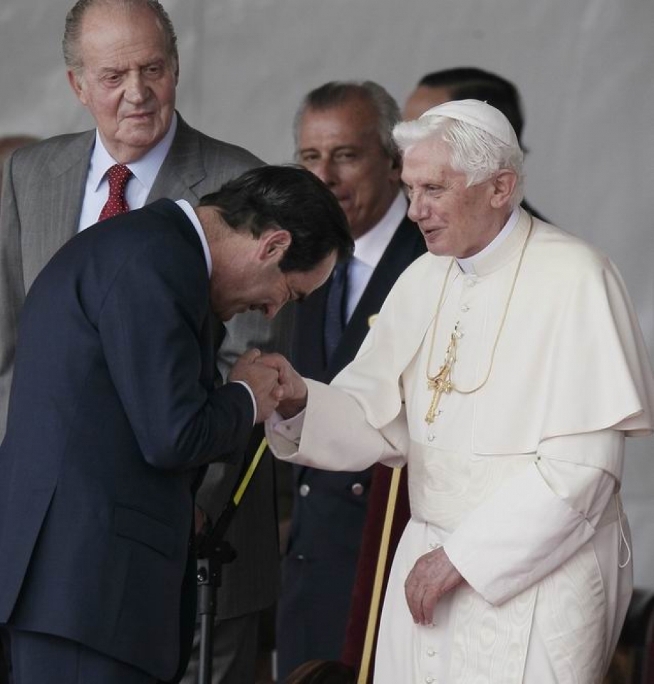 José Bono, presidente del Congreso, saluda al Papa. Foto: EFE