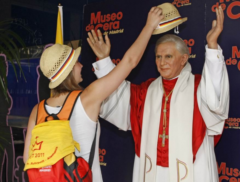 El museo de cera coloca la estatua del Papa en la calle. Foto: EFE