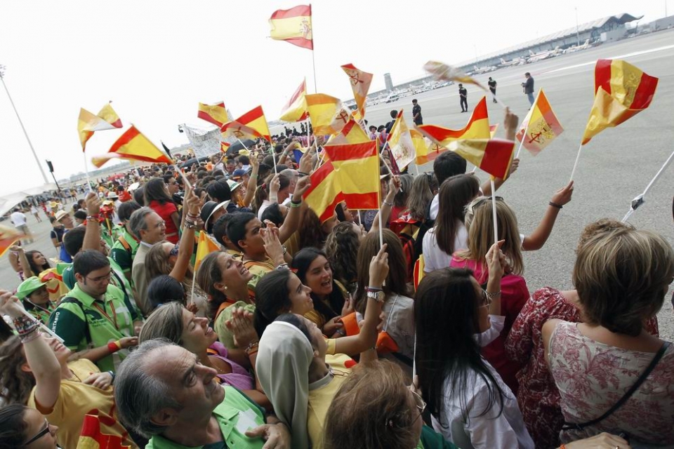 La gente abarrota Barajas ante la llegada del Papa. Foto: EFE