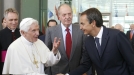 Zapatero saluda al Papa. Foto: EFE title=