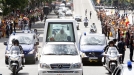 El Papa recorre Madrid en su papamóvil. Foto: EFE title=