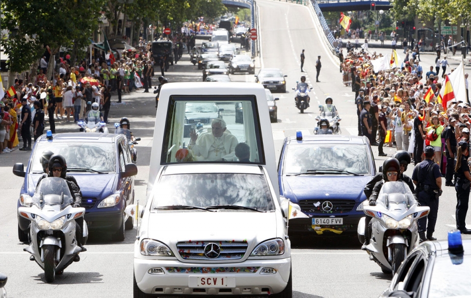 El Papa recorre Madrid en su papamóvil. Foto: EFE