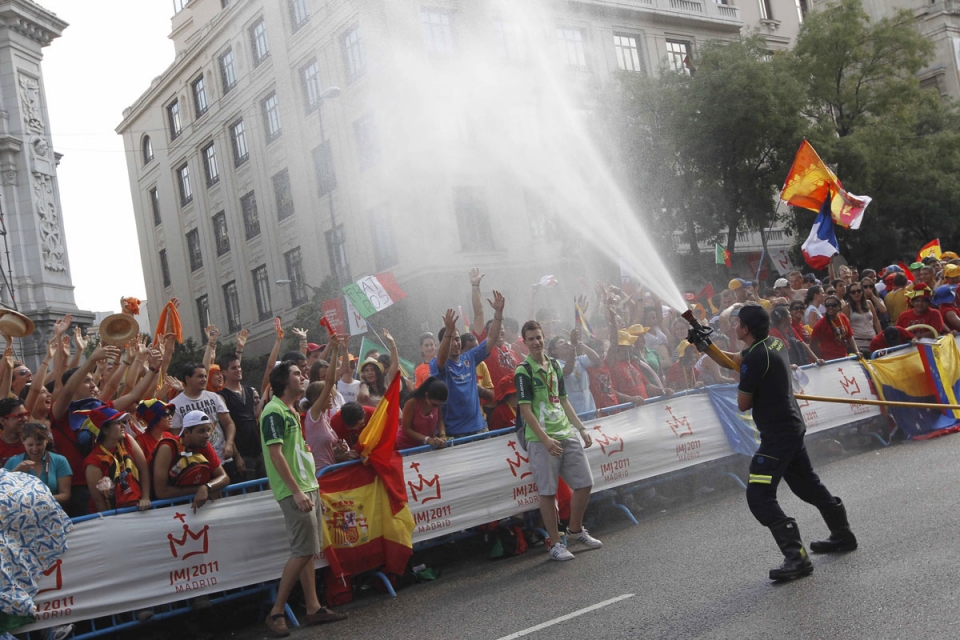 Un gran número de peregrinos esperan la llegada del Papa. Foto: EFE