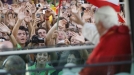 Miles de jóvenes reciben al Papa en Cibeles