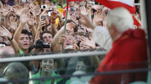 Miles de jóvenes reciben al Papa en Cibeles