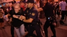 La policía carga contra los manifestantes de la protesta laica