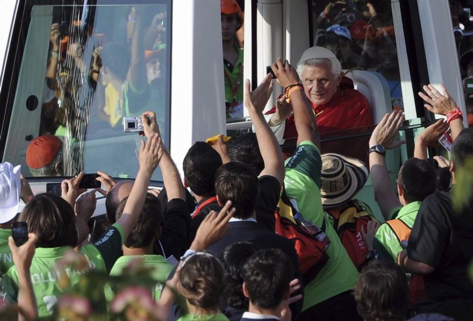 El Papa saluda desde el papamovil. Foto: EFE