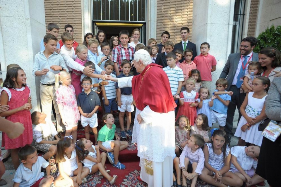 El Papa se ha reunido con un grupo de niños. Foto: EFE