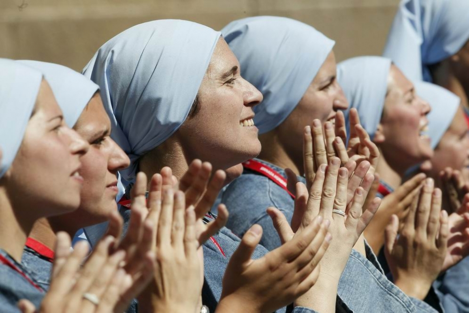 Un grupo de monjas esperan la llegada del Papa a El Escorial. Foto: EFE